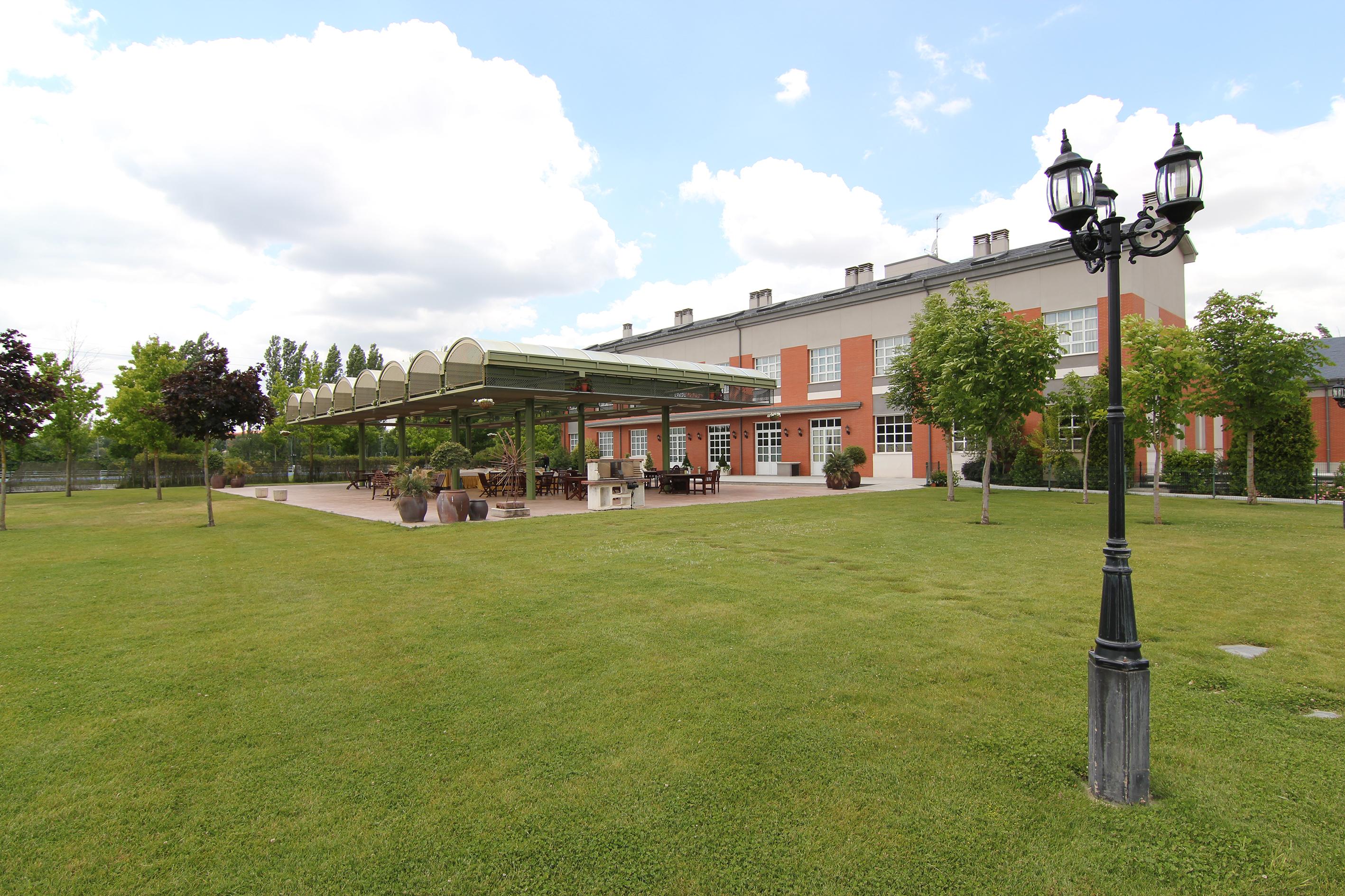 Hotel Lasa Sport Valladolid Exteriör bild